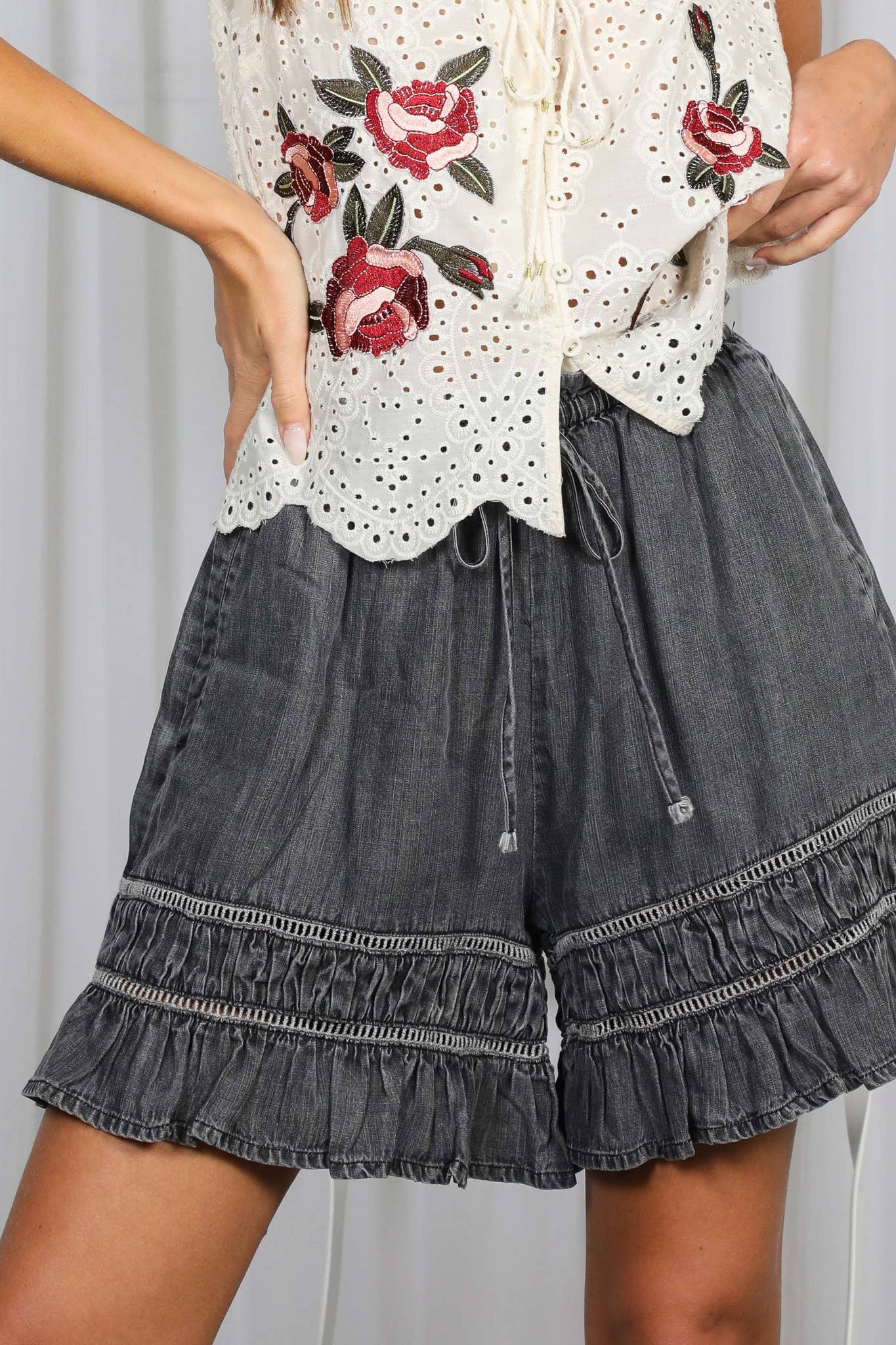 Ladder Trim Ruffle 100%Tencel Chambray Denim Shorts VP83201: Washed Denim / L